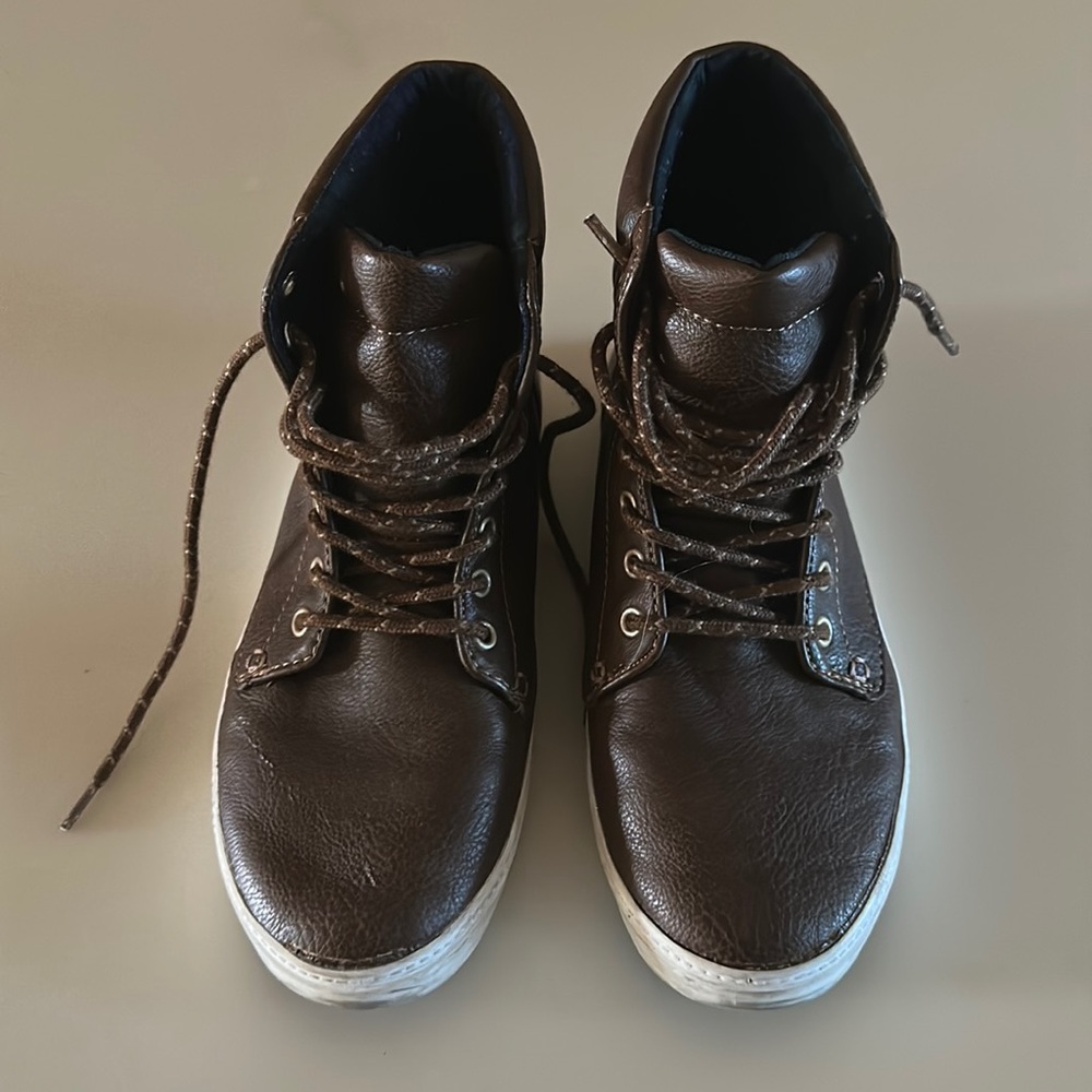 Old Navy boys size 5 brown boots in great used condition